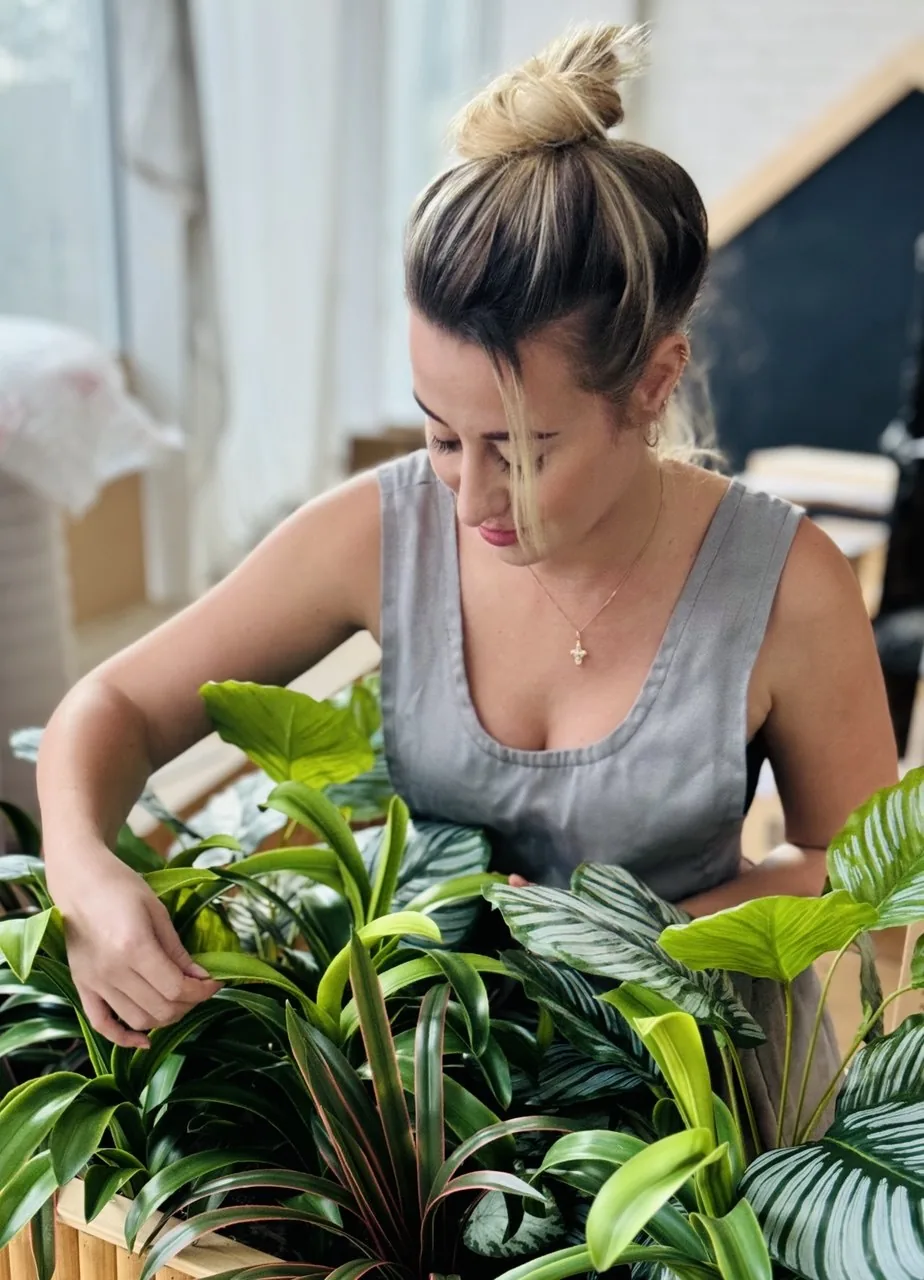 Флорист FLORIDIZ за работой с растениями