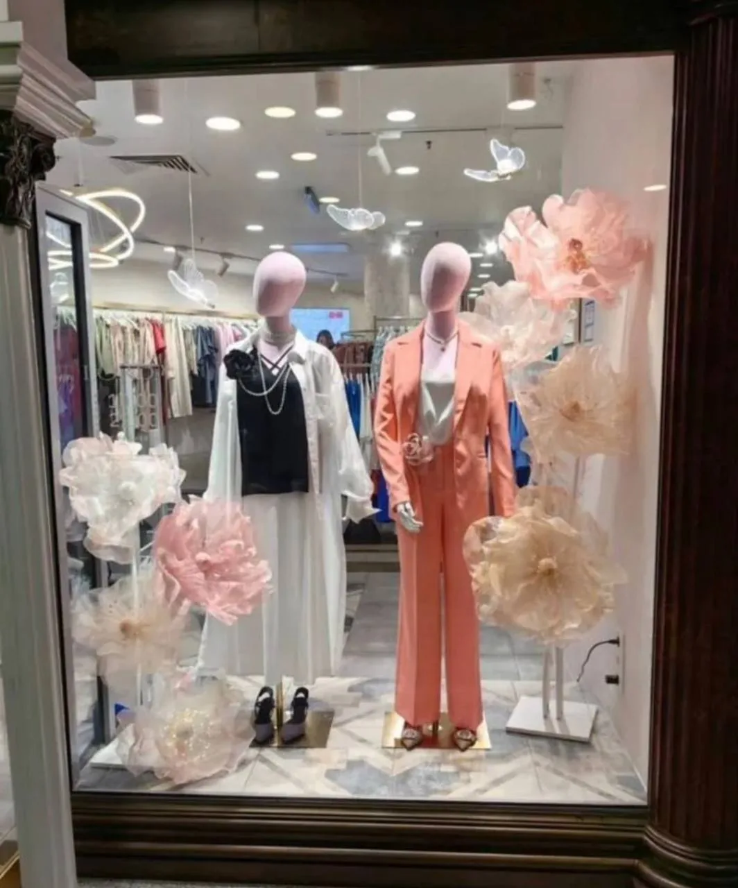 Бумажные цветы в витрине магазина